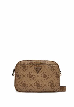 Borsa a tracolla marrone con motivo a logo intrecciato marrone scuro e targhetta triangolare in metallo con logo Guess al centro davanti.