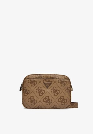 Sac bandoulière marron avec motif logo entrelacé marron foncé et plaque métallique triangulaire avec logo Guess au centre avant.