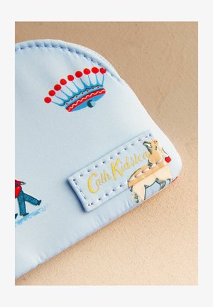 Material albastru deschis cu ilustrație de coroană roșie și albastră, imprimeu mic cu câine și etichetă cusută pe care scrie "Cath Kidston".