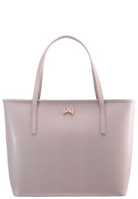 Jasnoróżowa torba na ramię o gładkiej teksturze, z podwójnymi ramiączkami i małym metalicznym akcentem w postaci kokardy z przodu. Prostokątny kształt.