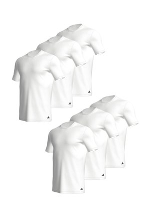 Weißes Baumwoll-T-Shirt kombiniert mit hellgrauer Unterwäsche. Kurze Ärmel, Rundhalsausschnitt, schlichtes Design. Das Modell steht barfuß vor einem weißen Hintergrund.