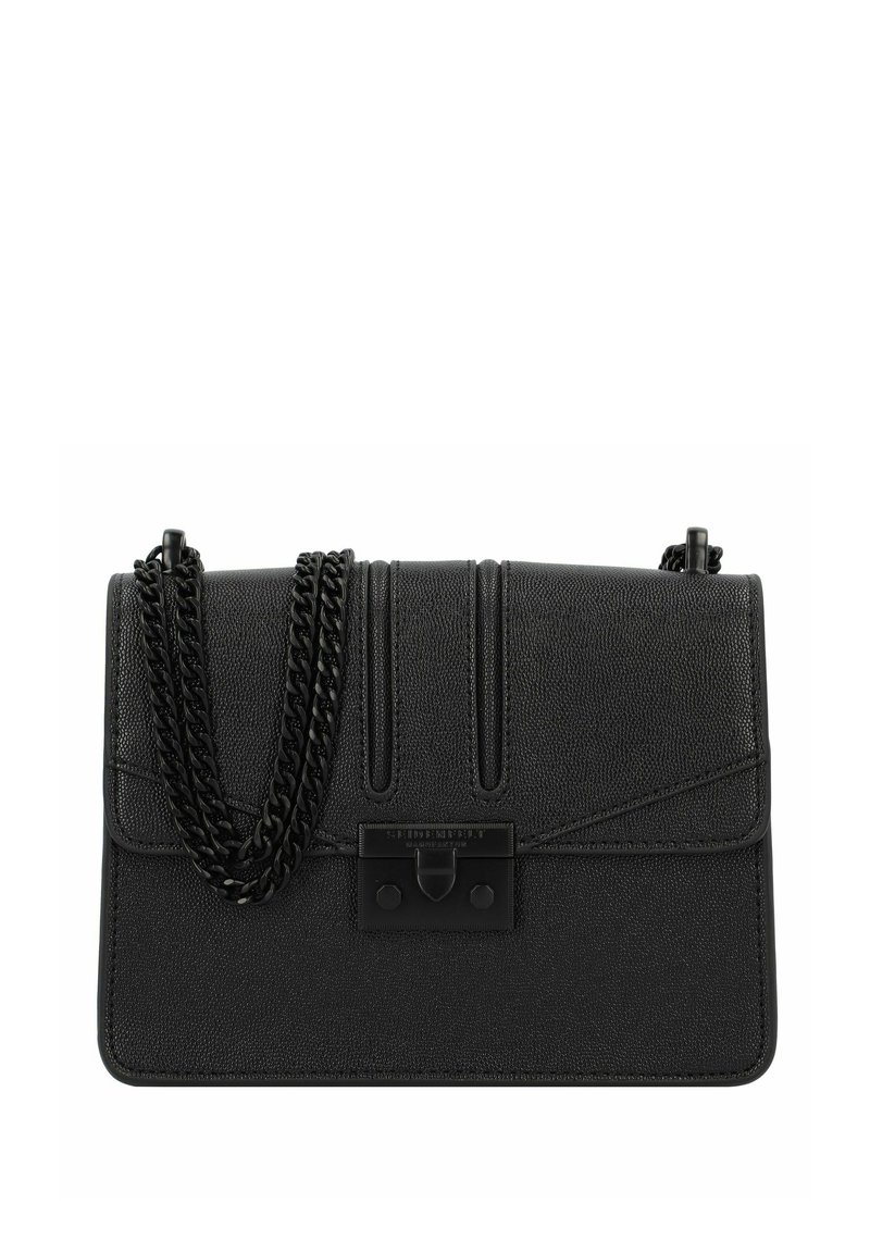 Bolso de mano negro hecho de cuero texturizado, con una correa de cadena, un cierre de broche y costuras verticales en el panel frontal.