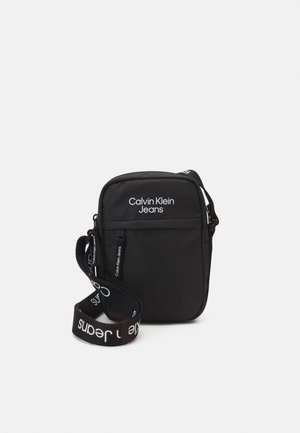 LOGO TAPE CROSSBODY UNISEX - Taška s příčným popruhem - black