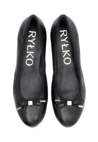 Czarne baleriny ze skóry z okrągłym noskiem, elastycznym obramowaniem i ozdobną kokardą z srebrnymi akcentami. Wkładka wewnętrzna z białym logo.