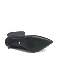 Pantof negre cu toc înalt, cu vârf ascuțit, suprafață din material textil neted, talpă din cauciuc texturat și un mic accent decorativ pe toc.