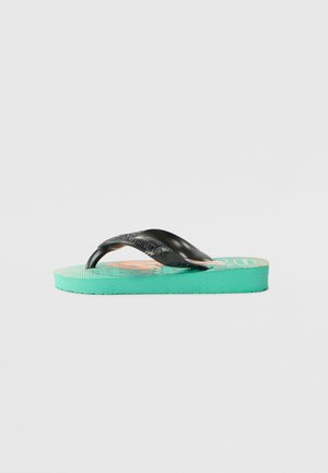 Chinelo preto com tiras texturizadas, sola texturizada verde e palmilha colorida com padrão. Apresenta um logótipo subtil na tira.