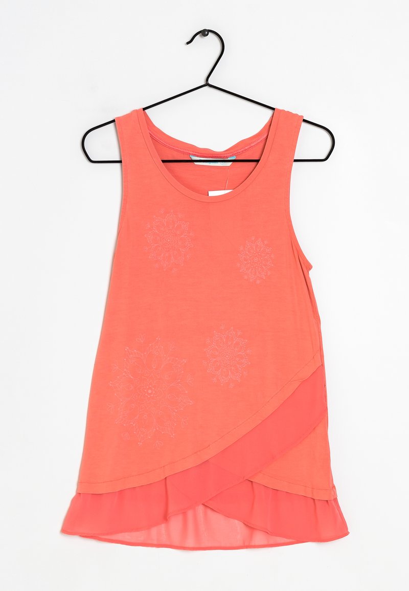 Top en collier corail avec des motifs floraux, présentant un design en couches et un ourlet volé. Fabriqué à partir d'un tissu doux, il est suspendu à un crochet noir.