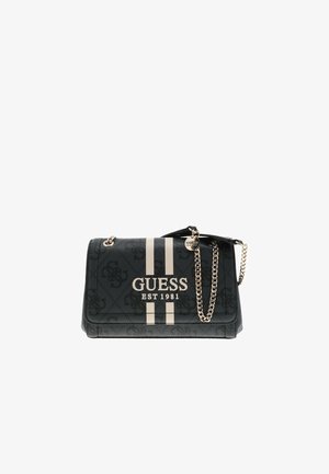 Bolso de mano de imitación cuero negro con correa de cadena, patrón en relieve y diseño de rayas doradas. Presenta el logo "GUESS EST 1981" de manera prominente.