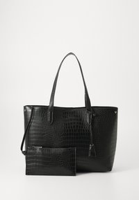 Sac fourre-tout noir en cuir embossé crocodile avec deux poignées et une pochette amovible, présentant une texture lisse et un design épuré.