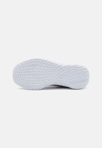 Sola di scarpa atletica bianca con grip a trama diamantata. Presenta il logo "Reebok" in rilievo nella zona del tallone.