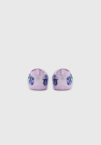 Paarse instapschoenen met een camouflagemotief in blauw en groen. Gestructureerde rubberen zool en gevoerde kraag voor comfort. Minimalistisch ontwerp.