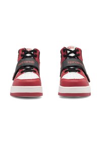Adidași înalți roșii și albi cu șireturi negre și benzi Velcro negre, marca "sprandi," văzuți din față pe un fundal alb.