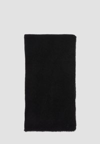 Écharpe en tricot noire, de forme rectangulaire, texture douce, design sans couture, avec un logo subtil dans le coin inférieur.