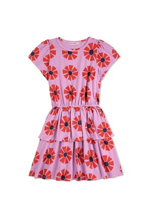 Robe en coton rose à manches courtes, dotée de motifs floraux rouges et bleus, d'une taille cintrée et d'un ourlet à volants superposés.