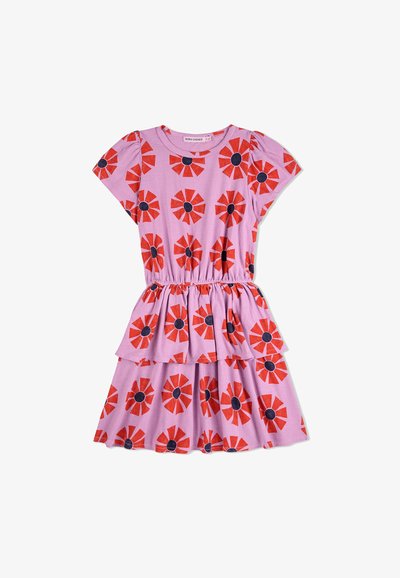 Różowa bawełniana sukienka z krótkimi rękawami, ozdobiona czerwono-niebieskimi wzorami kwiatowymi, z talią ściągniętą i warstwowym, falbaniastym dołem.