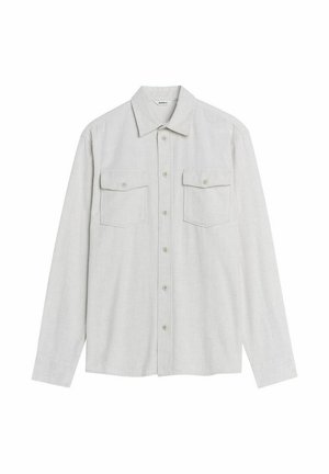 Chemise à manches longues gris clair en tissu avec une texture subtile. Dotée d'un col, de boutons sur le devant et de deux poches poitrine avec rabats.