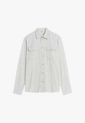Chemise à manches longues gris clair en tissu avec une texture subtile. Dotée d'un col, de boutons sur le devant et de deux poches poitrine avec rabats.