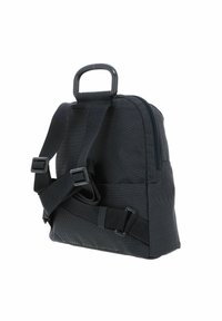 Zaino in tessuto nero con spallacci regolabili, superficie texturizzata, una maniglia superiore e un compartimento con zip sul lato. Forma contornata.