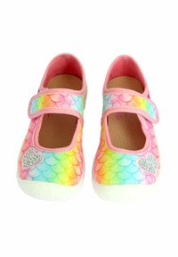 Regenbogenfarbene Mary Jane-Schuhe mit einem Schuppenmuster, rosa Akzent, verstellbarem Riemen und einem funkelnden Herz-Detail an der Seite.