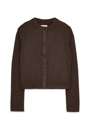 Cardigan court à côtes marron avec des manches longues, comportant un col rond, des accents texturés et six boutons noirs sur le devant.