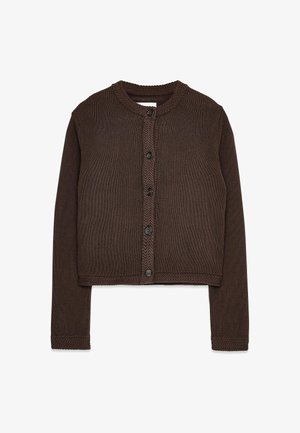 Cardigan court à côtes marron avec des manches longues, comportant un col rond, des accents texturés et six boutons noirs sur le devant.
