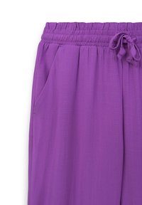 Pantaloni viola leggeri con vita elastica, coulisse e tasche laterali. Presentano una texture liscia e un sottile motivo del tessuto.