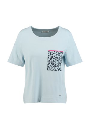 Lichtblauw overhemd met korte mouwen, een ronde hals en een voorzak met zwarte abstracte schrift en een roze bies.