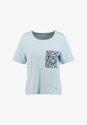 Jasnoniebieska koszula z krótkim rękawem, okrągłym dekoltem i przednią kieszenią ozdobioną czarnym abstrakcyjnym napisem oraz różowym obszyciem.