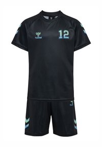 Zwart sportoutfit van gladde stof, bestaande uit een shirt met korte mouwen met het nummer "12" en blauwe accentchevrons op de shorts.