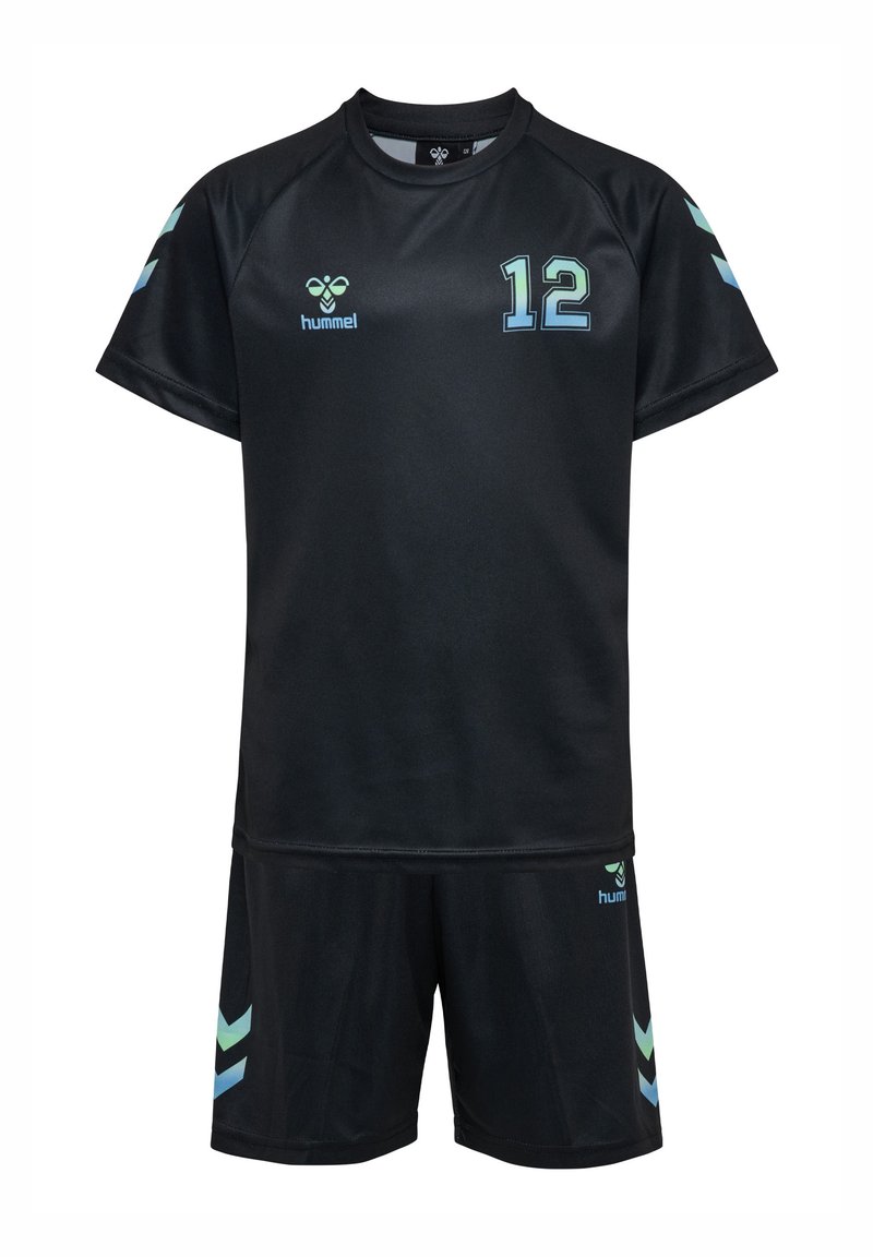 Zwart sportoutfit van gladde stof, bestaande uit een shirt met korte mouwen met het nummer "12" en blauwe accentchevrons op de shorts.