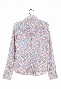 Camicia floreale con bottoni e maniche lunghe, base blu, con fiori rossi, rosa e bianchi. Caratterizzata da un colletto e un orlo dritto, realizzata in tessuto leggero.