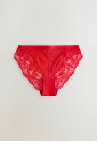 Rote Spitzenunterwäsche mit floralem Muster, gewellten Kanten und einem einfarbigen roten Bund. Das Material ist zart und am Rücken semi-transparent.