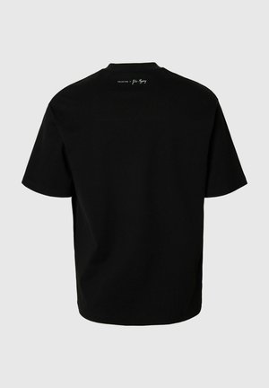 Musthave musta puuvillane T-särk, ümmarguse kaela ja lühikeste varrukatega. Tagaküljel kaeluse lähedal on väike logo.