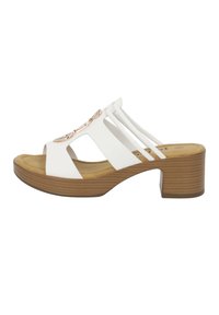 Sandale blanche à bout ouvert avec un design découpé, des brides réglables et des accents métalliques décoratifs. Dispose d'un talon carré texturé marron.