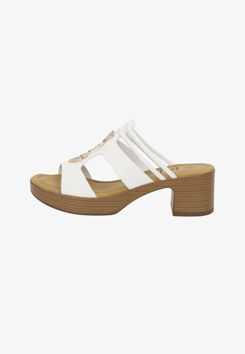 Hvid åben tå sandal med udskæringsdesign, justerbare stropper og dekorative metalaccenter. Har en brun tekstureret blokhæl.