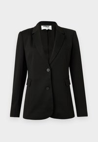 Černý na míru šitý blazer s klopami, dvěma předními knoflíky, kapsami s klopou a náprsní kapsou, vystavený na bílém pozadí.