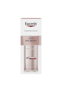 Eucerin Anti-Pigment Dual Serum in einer klaren zylindrischen Flasche mit einem mattierenden hellrosa Finish, präsentiert in einer weißen Schachtel mit rotem und grauem Text.
