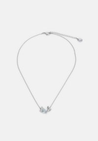 Srebrny naszyjnik z łańcuszka z zawieszką w kształcie ptaka, ozdobioną jasnoniebieskimi kryształkami, charakteryzującą się polerowanym wykończeniem i delikatnym wzornictwem.