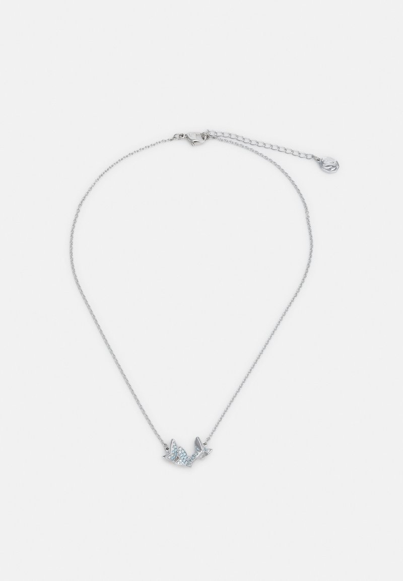 Srebrny naszyjnik z łańcuszka z zawieszką w kształcie ptaka, ozdobioną jasnoniebieskimi kryształkami, charakteryzującą się polerowanym wykończeniem i delikatnym wzornictwem.