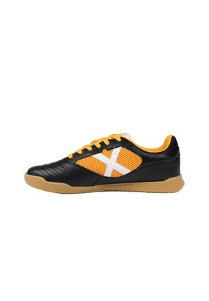 Zapatilla deportiva de corte bajo para interior con parte superior de malla negra y naranja, detalle blanco en forma de cruz, suela de goma y cordones naranjas.