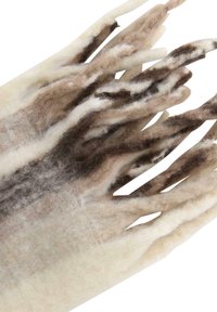 Gants en laine présentant un mélange de fibres crème et brunes, avec des formes de doigts allongées et une surface texturée, mettant en avant un aspect superposé.