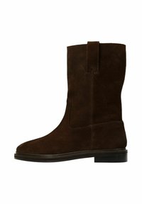 Bottines en cuir suédé marron avec une finition lisse, bout rond et une languette en haut. Semelle en caoutchouc épaisse pour une adhérence et une durabilité.