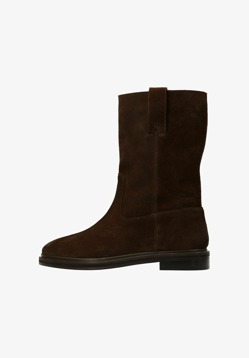 Bottines en cuir suédé marron avec une finition lisse, bout rond et une languette en haut. Semelle en caoutchouc épaisse pour une adhérence et une durabilité.