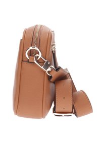 Borsa a tracolla in pelle tan con superficie texturizzata, hardware argentato, cerniere e tracolla regolabile. Vista laterale che mostra la forma strutturata.