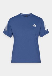 Μπλε κοντομάνικη μπλούζα από απαλό ύφασμα, με λευκό σχέδιο τριών ρίγες στους ώμους και μικρό λευκό λογότυπο στο στήθος.