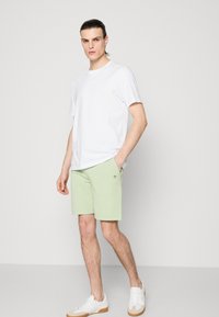 GANT REG SHIELD  - Pantalon de survêtement - milky matcha