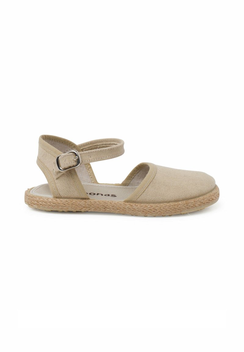 Sandalia de tela beige con una correa ajustable en el tobillo, diseño abierto, suela de cuerda de yute y parte superior texturizada para transpirabilidad. Perfil plano.