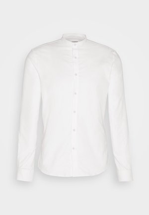 Hvid, langærmet skjorte med kinesisk krave og frontlukning. Lavet af bomuld, med en glat tekstur og knaplukninger.