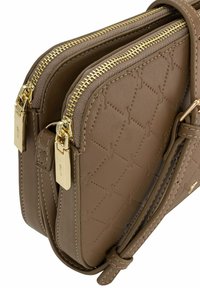 Brązowa skórzana torba z pikowanym wzorem, podwójnymi złotymi zamkami błyskawicznymi i odczepianym paskiem. Kompaktowy prostokątny kształt, gładka tekstura.