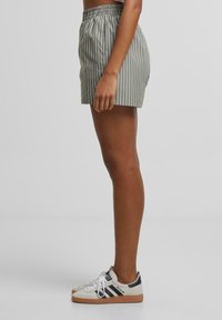 Urban Classics STRIPED  - Šortky - olive white